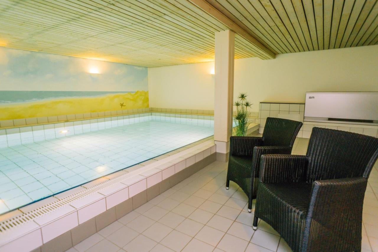 Gemütliche Wohnung unter Reet mit Pool und Sauna in Keitum Exterior foto